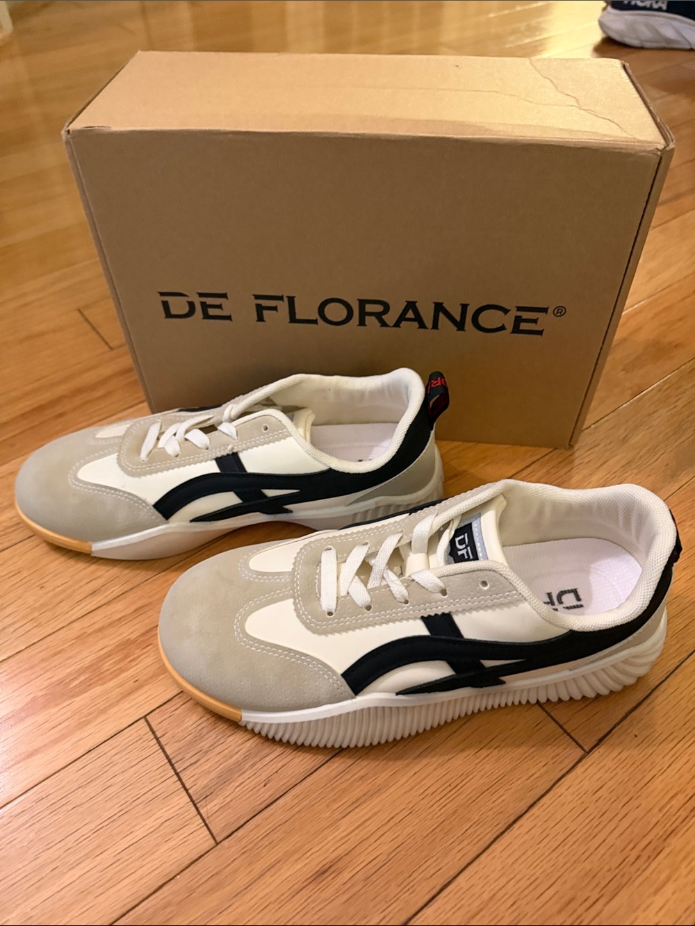 Deflorance Cloudea Women's White and Black sneakers size 8.5 (fits 9.5)